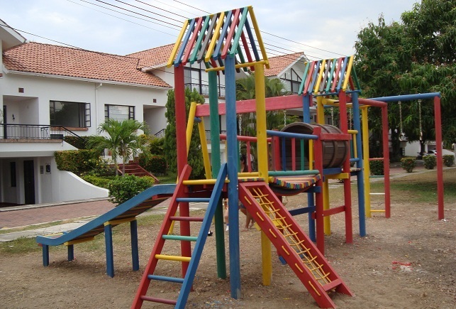 parques y juegos infantiles en plastico